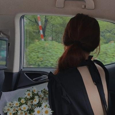 实力派歌手机场牵手女助理，粉丝集体脱粉，深夜引热议