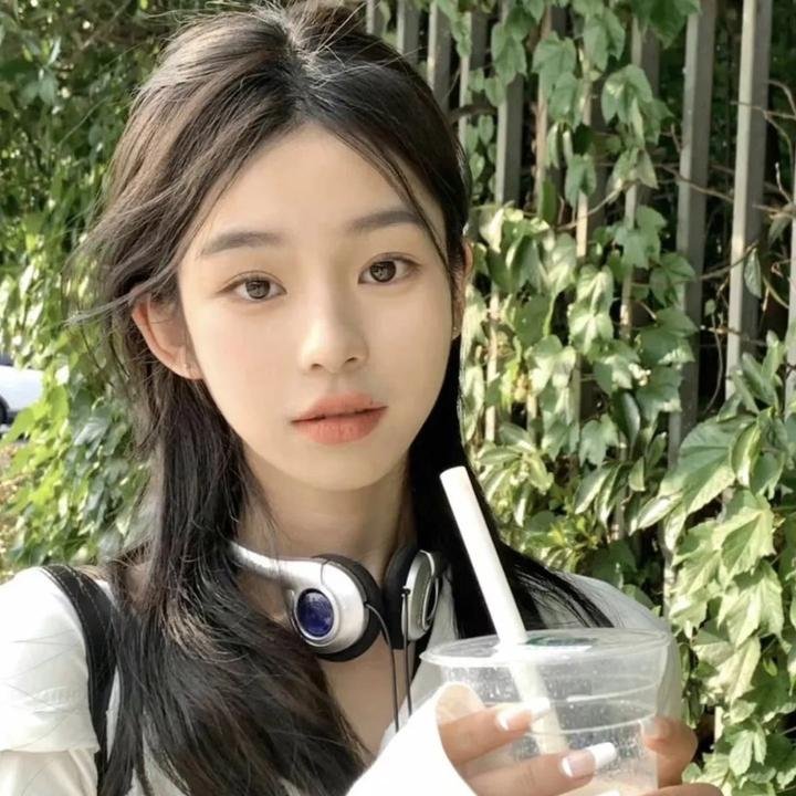 当红小花隐婚生子传闻，好友出面澄清，深夜持续发酵